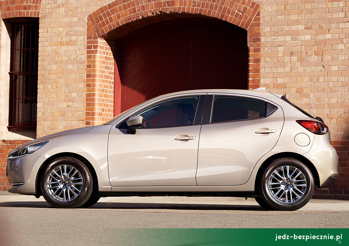 Premiera tygodnia - Mazda 2 RM 2022 - bok auta w kolorze Platinum Quartz